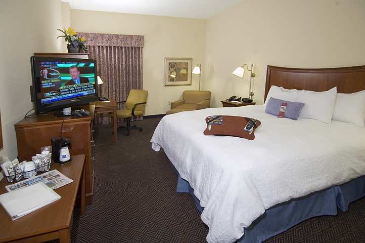 Hampton Inn Metairie Room photo